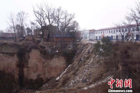 圖為未填黃土之前的安家寺大溝。慶城縣委外宣辦供