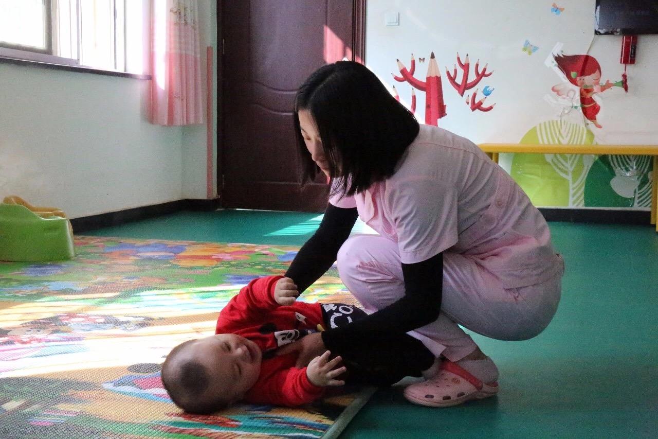以愛(ài)之名，90后女孩重回福利院