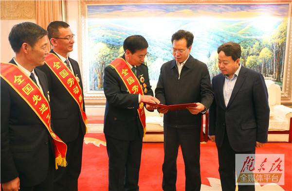 慶陽(yáng)市3名全國(guó)勞動(dòng)模范和先進(jìn)工作者載譽(yù)歸來(lái)！贠建民盧小亨親切會(huì)見(jiàn)