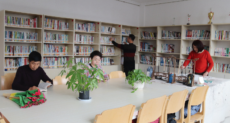 居民在社區(qū)城市書(shū)吧看書(shū)、繪畫(huà)。  通訊員  郭芳  攝  