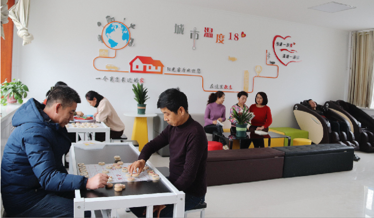 市民在東大街社區(qū)陽(yáng)光客廳休閑娛樂(lè)。  通訊員  郭芳  攝  