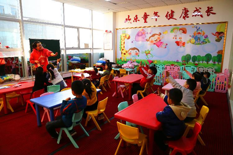 麗景幼兒園學(xué)生在合水東路社區(qū)的“四點(diǎn)半課堂”做互動(dòng)游戲。  通訊員  翟娜娜  攝  