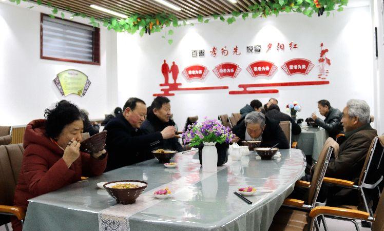 南苑路社區(qū)，老人在“老年餐桌”就餐。  通訊員  耿洋洋  攝  