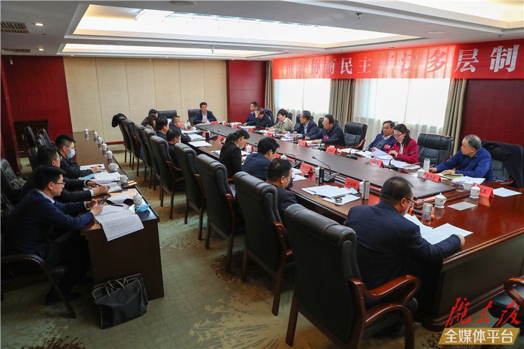【圖說兩會(huì)】看！政協(xié)委員熱議政府工作報(bào)告