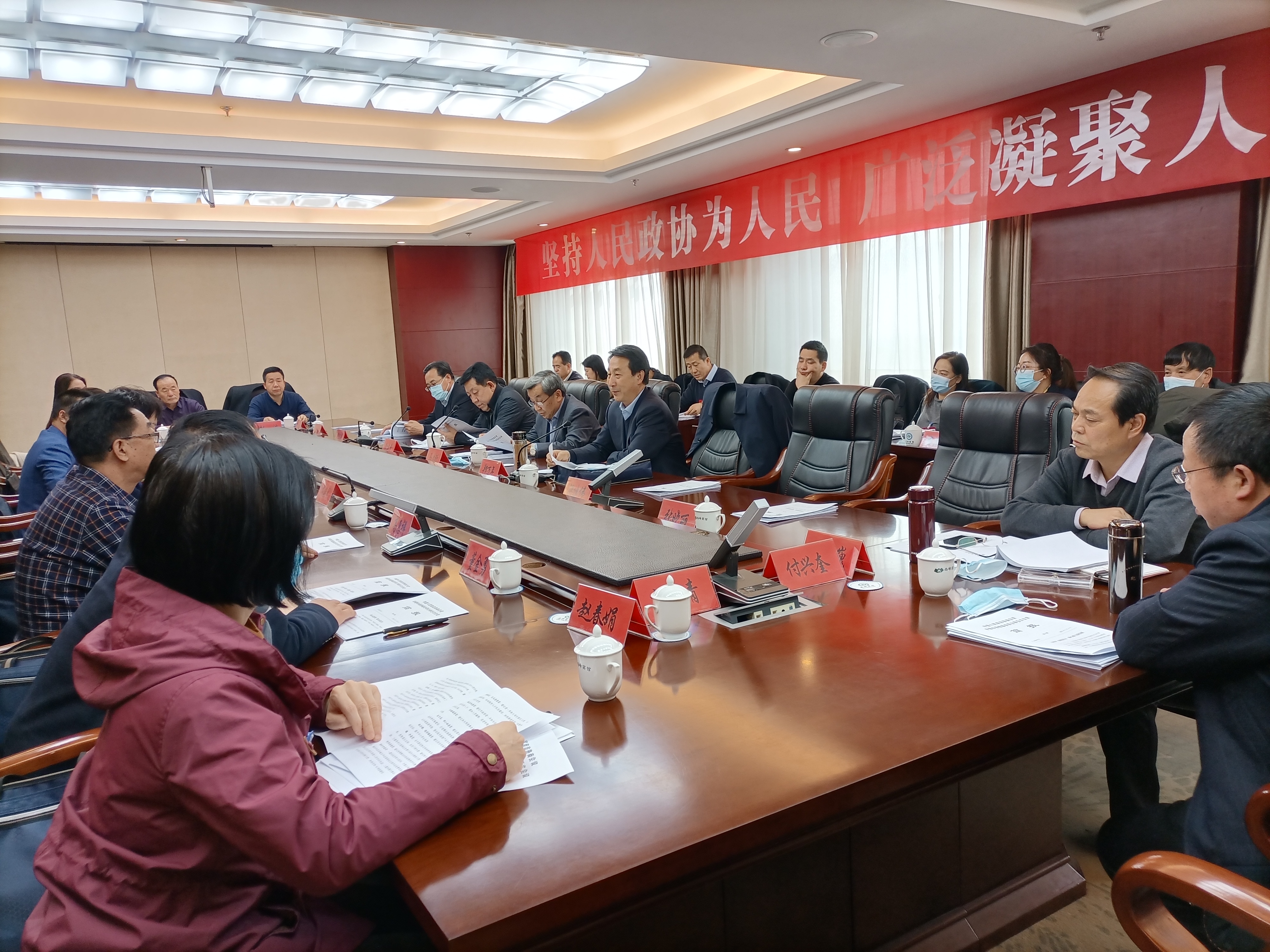 市政協(xié)委員繼續(xù)分組討論市委書記講話和相關(guān)報(bào)告。