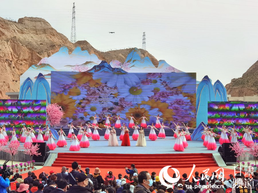 第38屆蘭州桃花旅游節(jié)開幕式上的舞蹈表演。 人民網(wǎng) 高翔攝