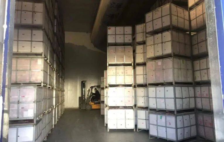 恒溫保鮮冷藏庫里存放的裝滿蘋果的果筐。