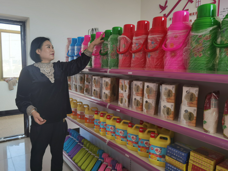 西峰區(qū)后官寨鎮(zhèn)帥堡村“巾幗家美積分超市”工作人員在整理物品。 通訊員 翟娜娜 攝