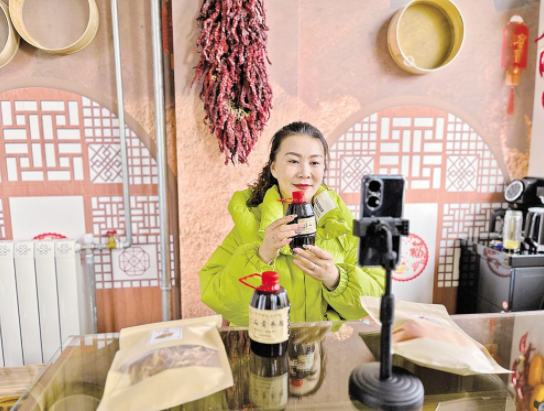 莊子峁生態(tài)農(nóng)莊負(fù)責(zé)人楊清艷直播賣(mài)貨。