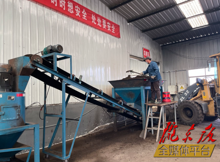 合水縣充分利用當(dāng)?shù)匦笄菁S便及秸稈回收的有機(jī)肥料“變廢為肥”。本報(bào)記者 劉萍凝 攝