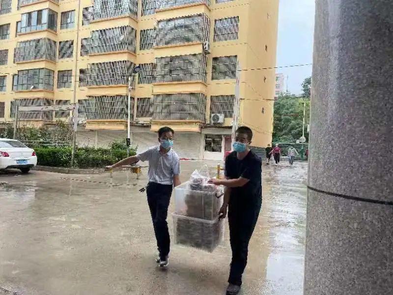 看到路邊的醫(yī)護人員，鎮(zhèn)原這對80后夫妻果斷做了一個決定！