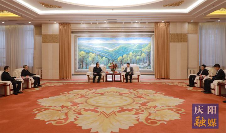 黃澤元與長慶油田分公司執(zhí)行董事、黨委書記李戰(zhàn)明和總經(jīng)理、黨委副書記余浩杰一行座談