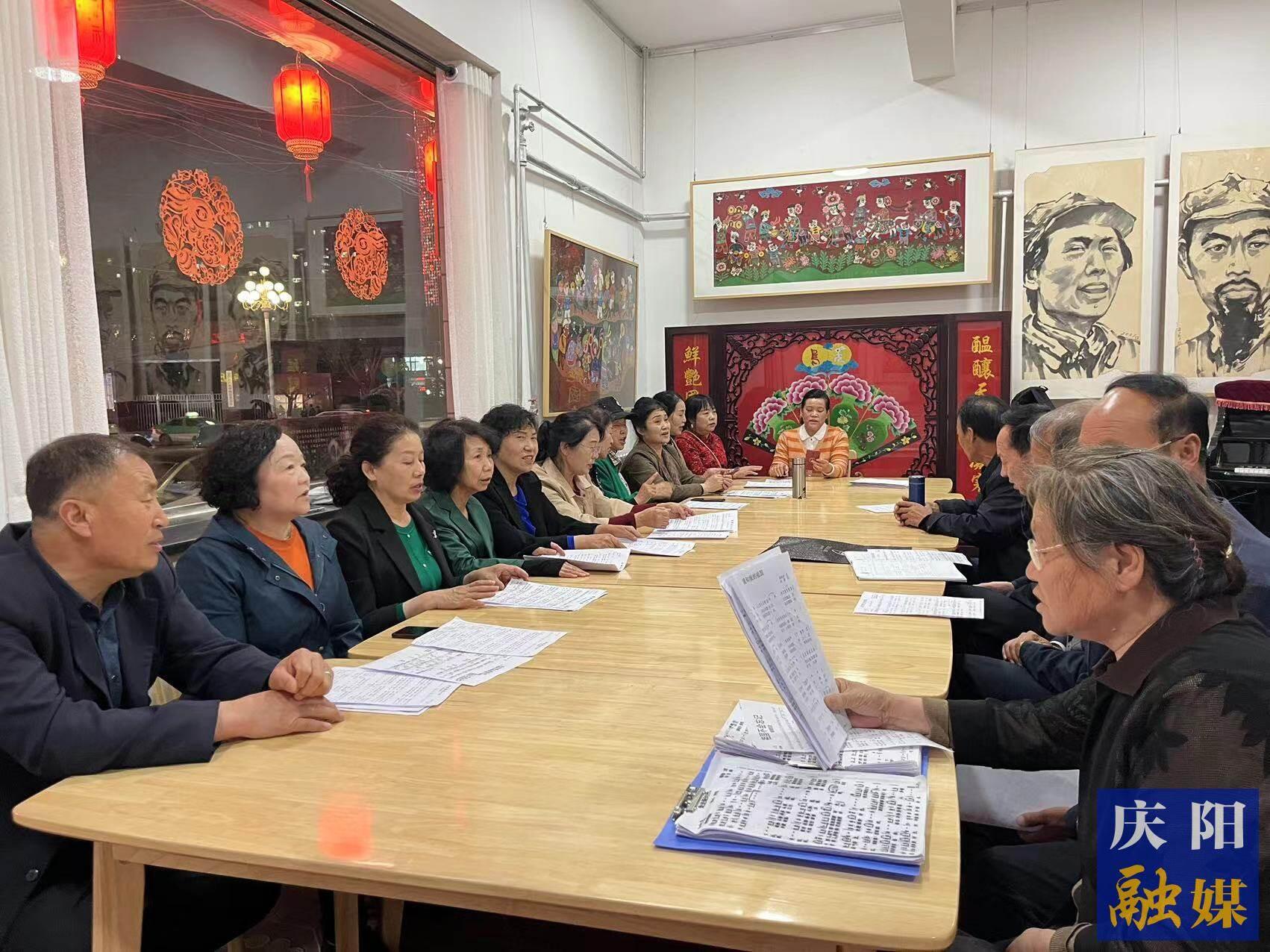 華池縣文化館民歌合唱團的成員在練習隴東民歌。