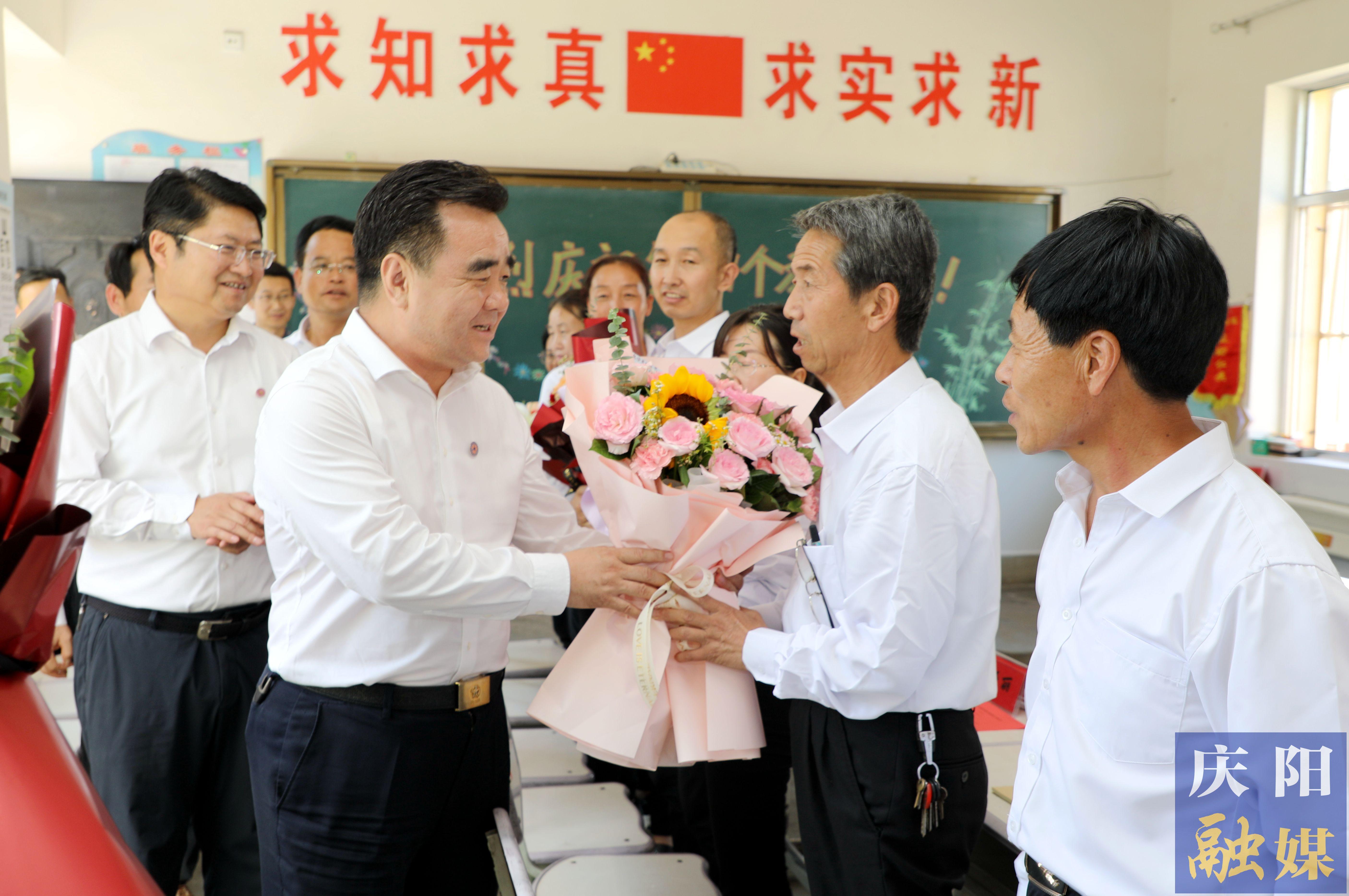 黃澤元在鎮(zhèn)原縣屯字鎮(zhèn)田嶺小學(xué)走訪慰問一線教師 勉勵(lì)大家擔(dān)當(dāng)教育使命，當(dāng)好美麗園丁，引領(lǐng)鄉(xiāng)村文化，努力培養(yǎng)德智體美勞全面發(fā)展的社會(huì)主義建設(shè)者和接班人