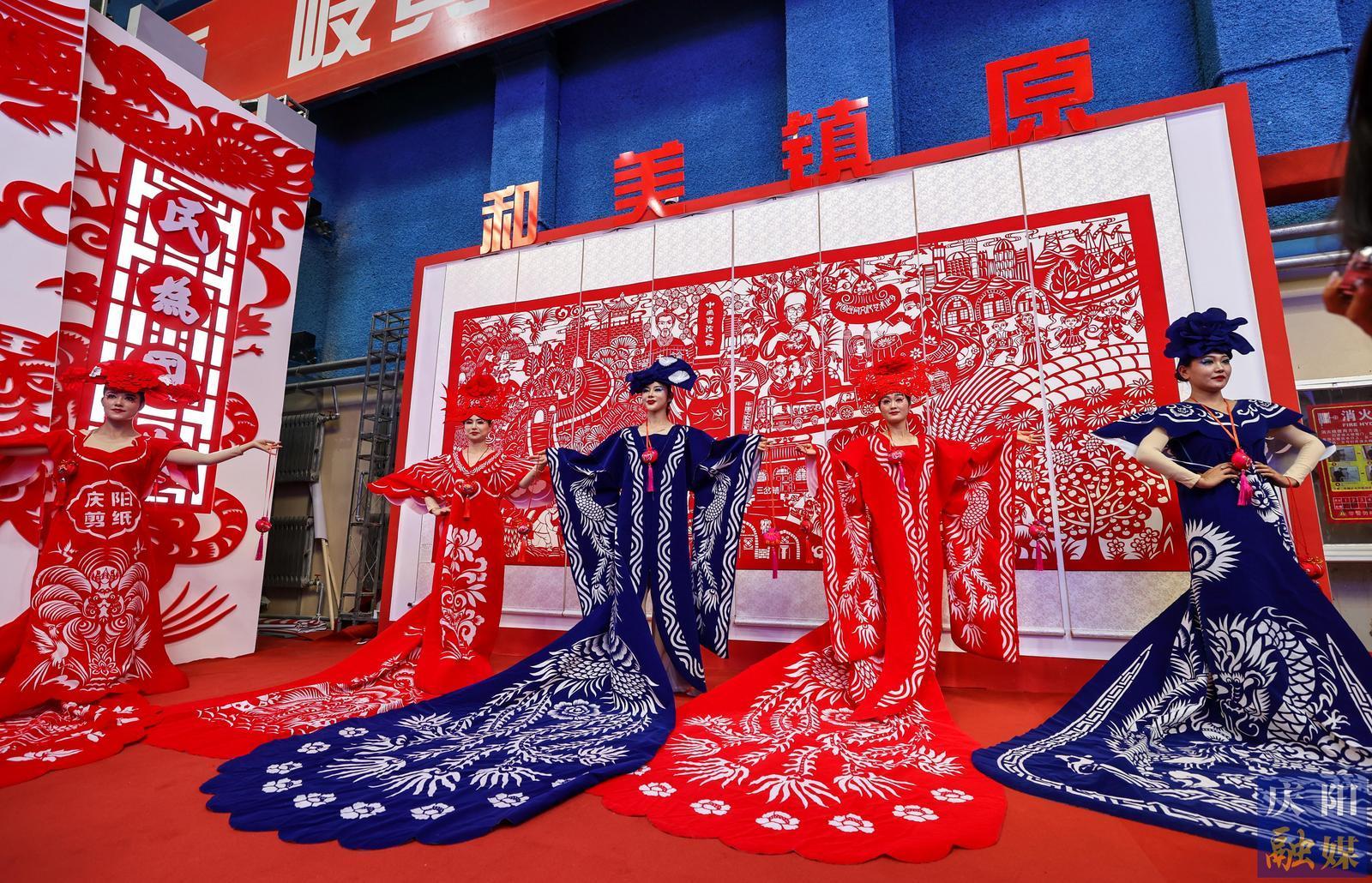【攝影報(bào)道】香包、刺繡、剪紙……慶陽(yáng)民俗文化精品展區(qū)中哪些展品驚艷到你
