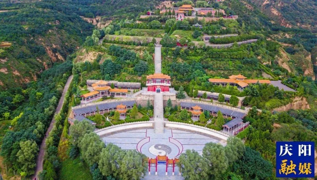 您好！我叫慶陽(yáng)，這是我的名片，請(qǐng)多多關(guān)照