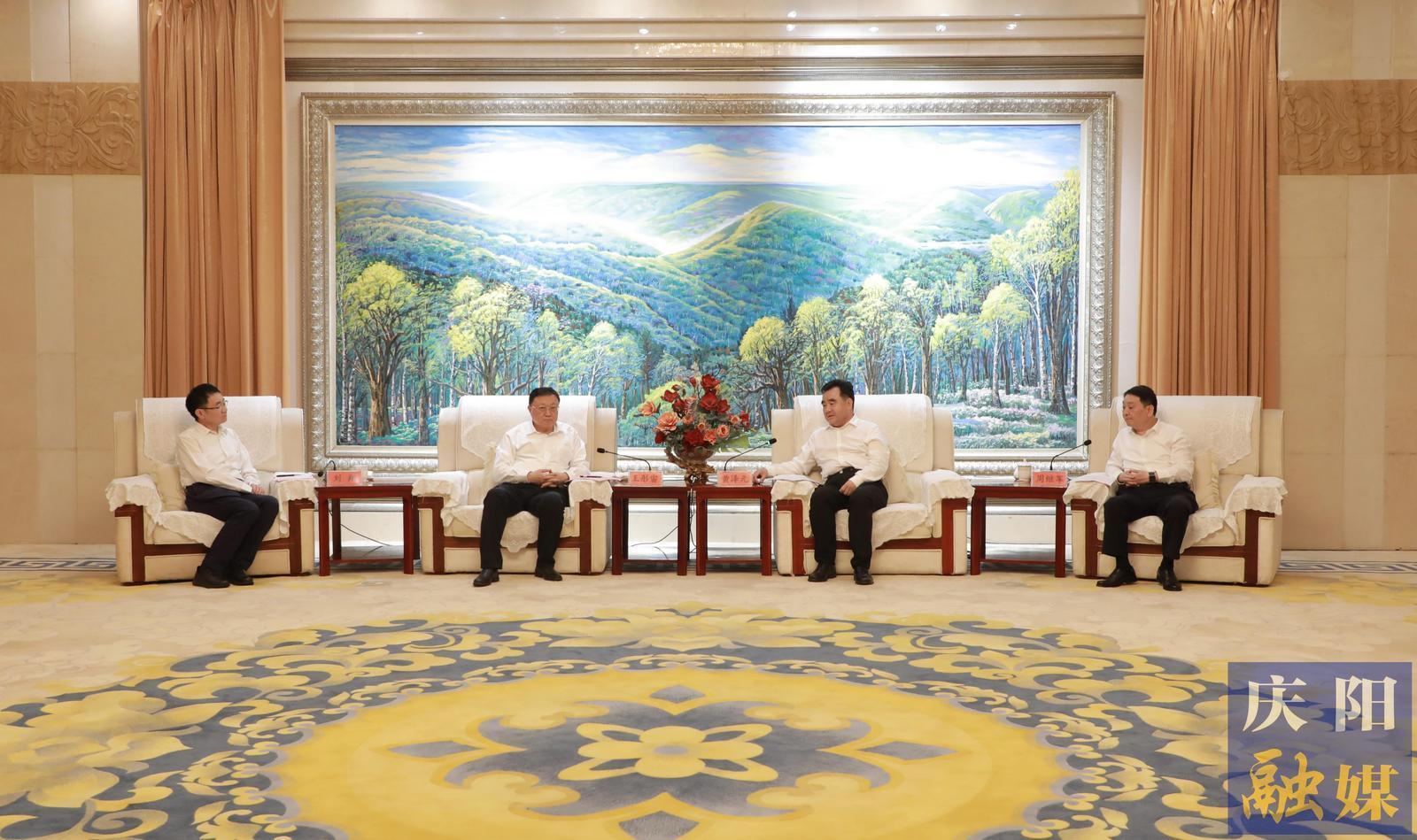 黃澤元周繼軍與中國交通建設(shè)集團(tuán)有限公司黨委書記、董事長王彤宙一行座談