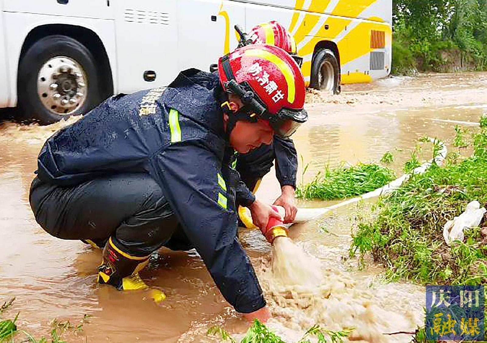 【攝影報(bào)道】暴雨突襲 慶陽消防聞“汛”而動