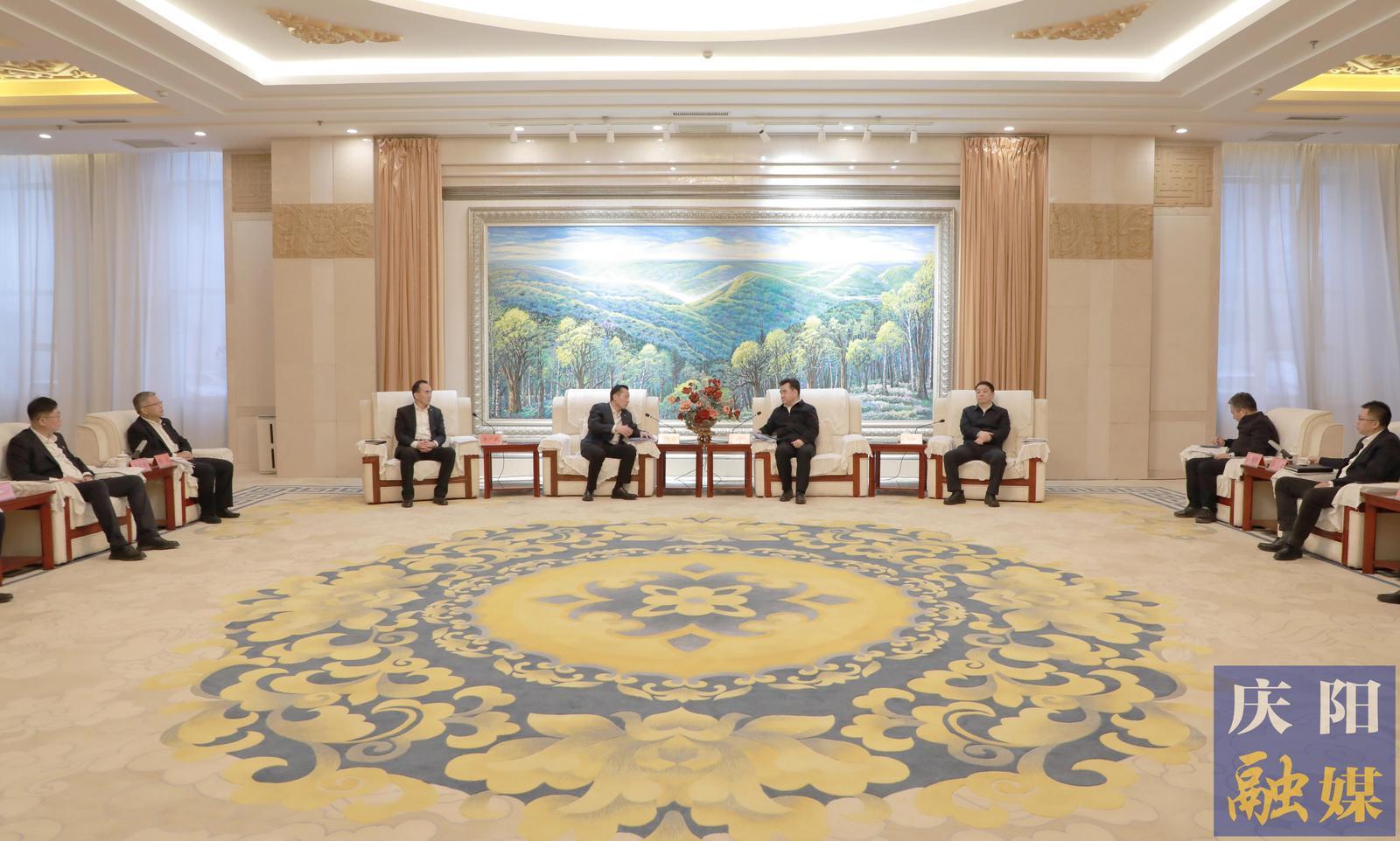 黃澤元周繼軍與中國(guó)鐵塔甘肅省分公司黨委書記、總經(jīng)理戴海兵一行座談