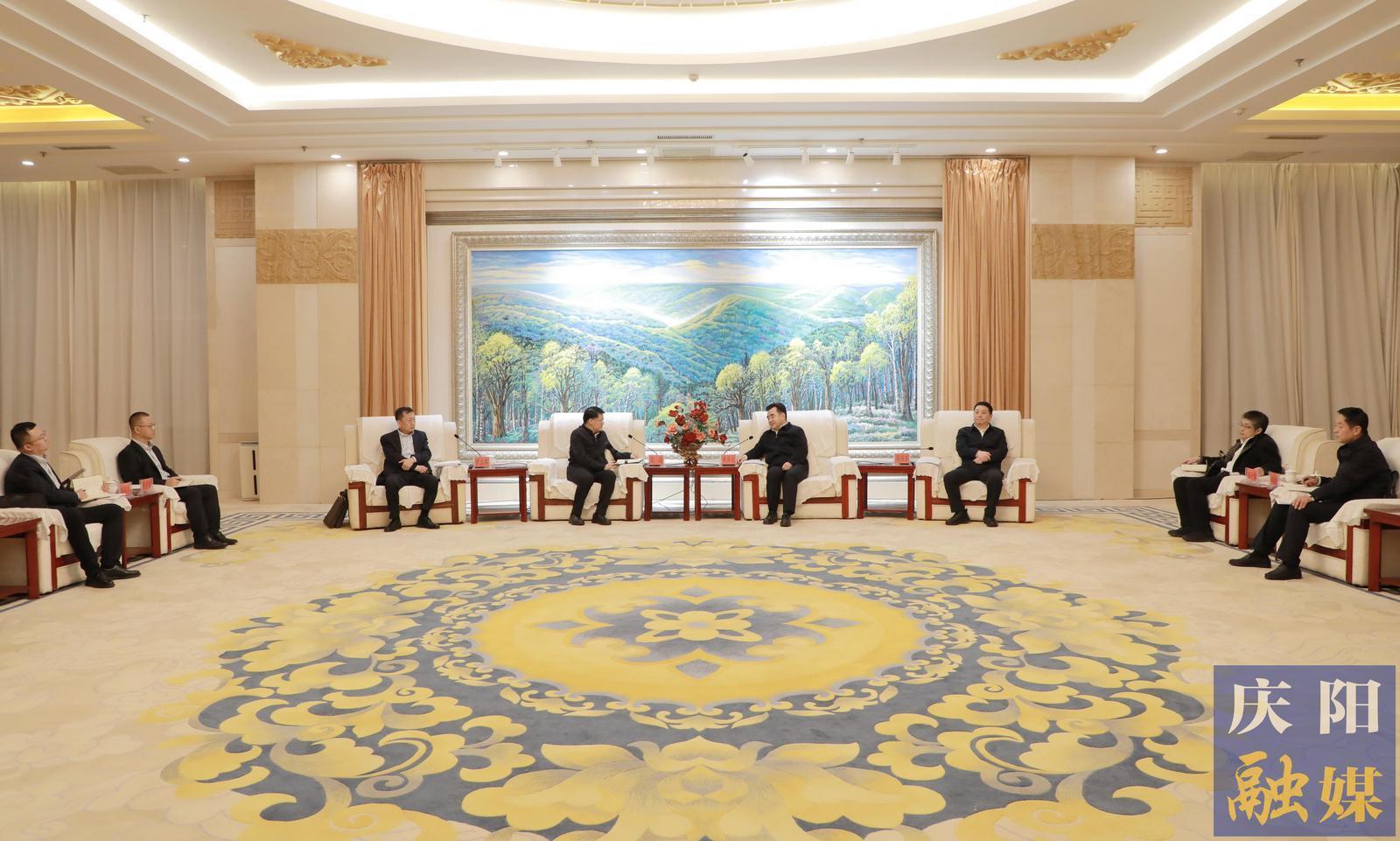 黃澤元周繼軍與中國(guó)農(nóng)業(yè)銀行甘肅省分行黨委書記、行長(zhǎng)吳崗一行座談