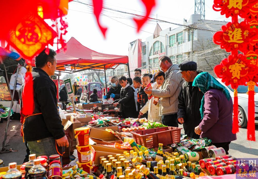 【慶陽(yáng)年味·攝影報(bào)道】趕大集備年貨，煙火氣里年味兒濃