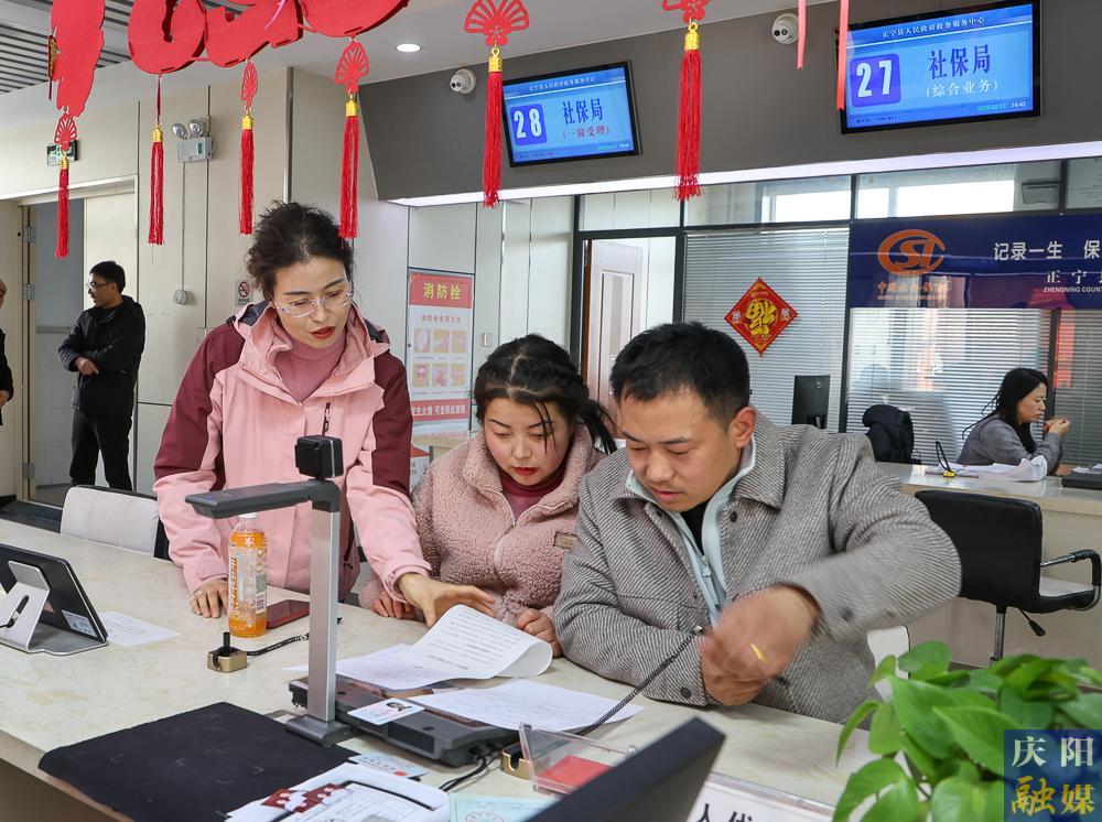 【攝影報道】正寧縣“小寧幫辦”：政務(wù)服務(wù)新亮點，提升群眾滿意度