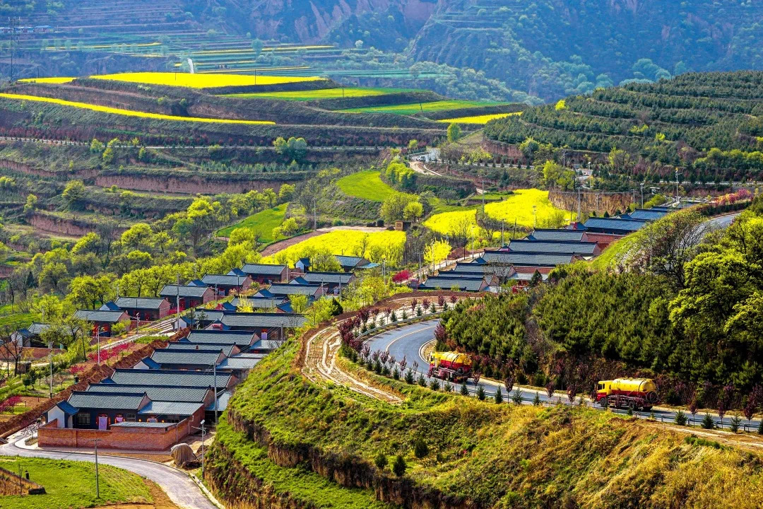 【“亮牌子、樹(shù)形象、展風(fēng)采”城鄉(xiāng)文明創(chuàng)建巡禮】慶陽(yáng)市西峰區(qū)顯勝鄉(xiāng)毛寺村：“四維共進(jìn)” 繪就文明鄉(xiāng)村新畫(huà)卷