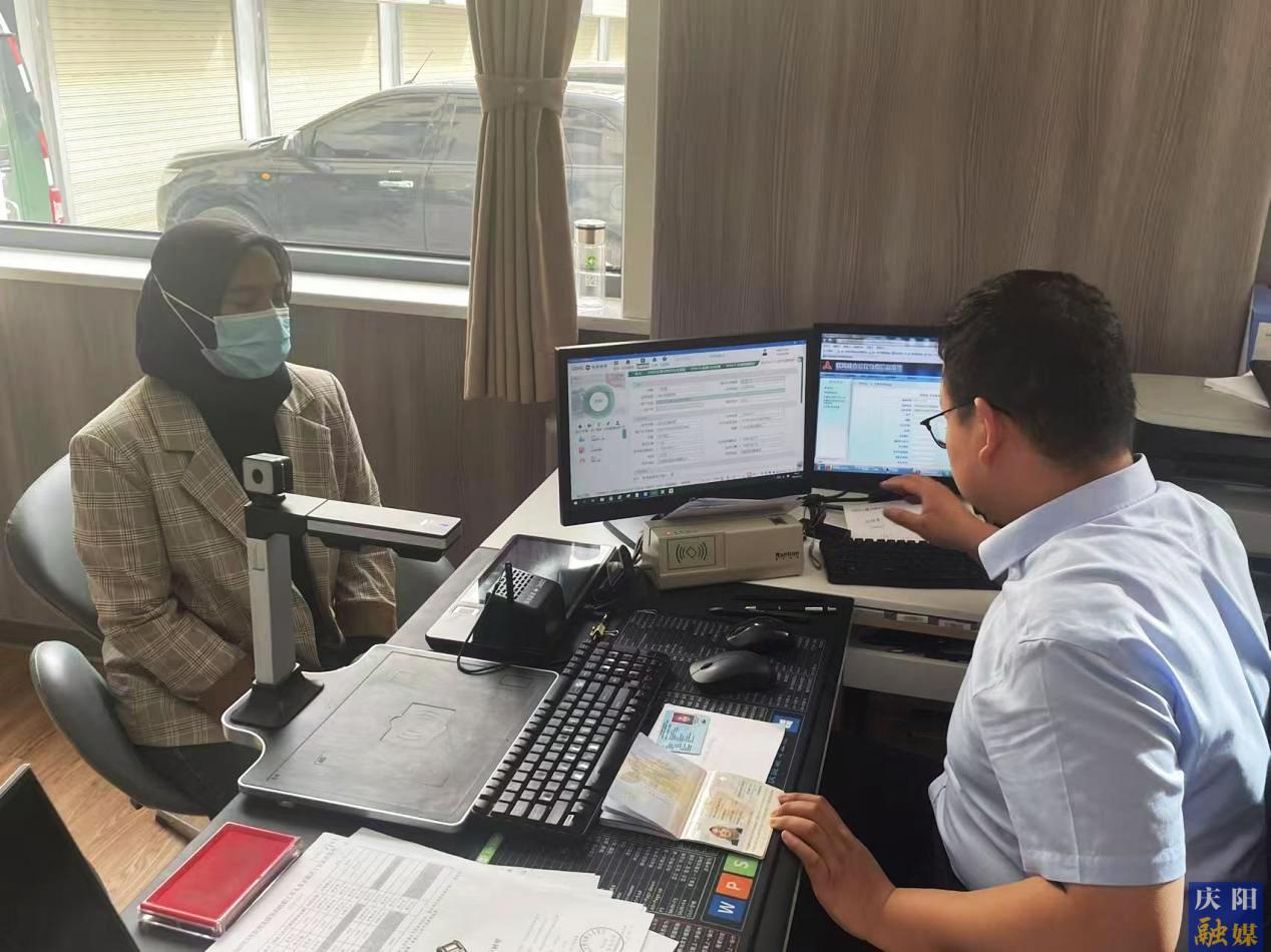 環(huán)縣首張外籍人員社?？ǔ晒k理