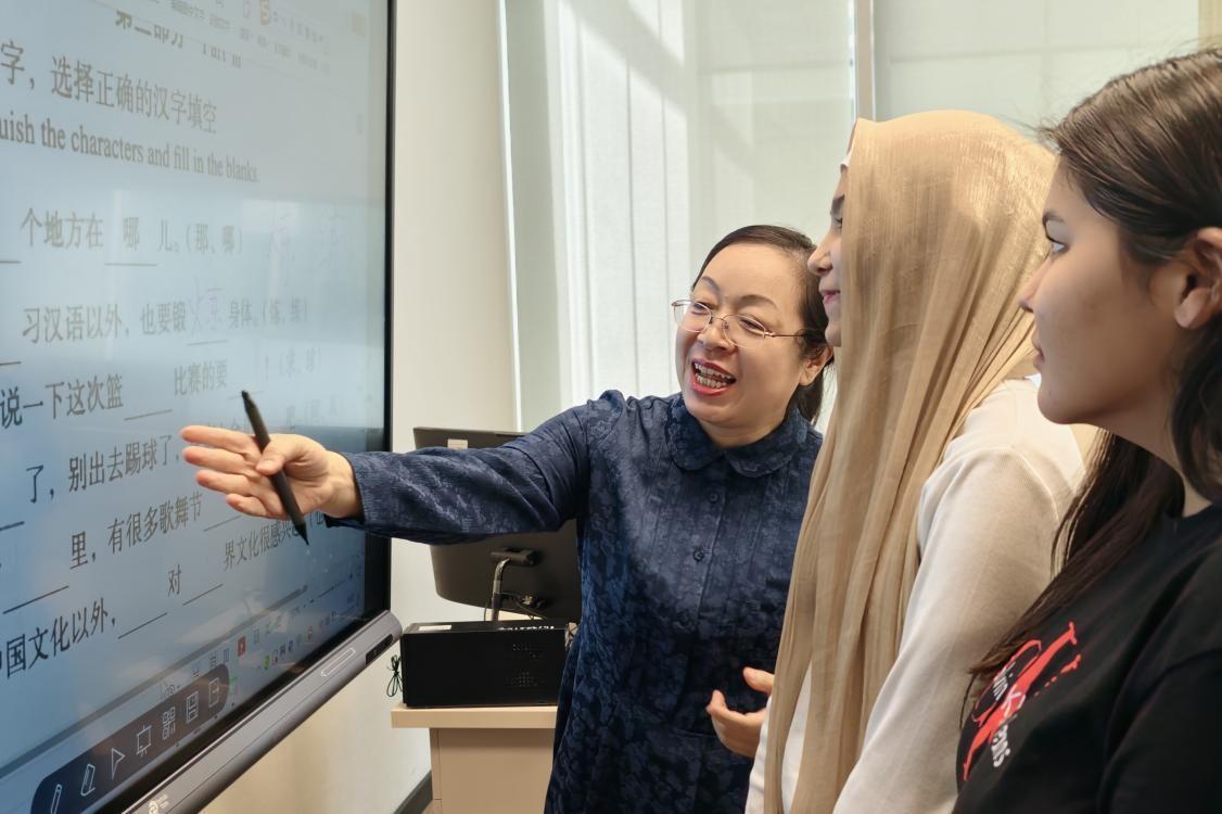 習主席的絲路故事丨習主席關(guān)心的哈薩克斯坦這所學校，現(xiàn)在咋樣了？