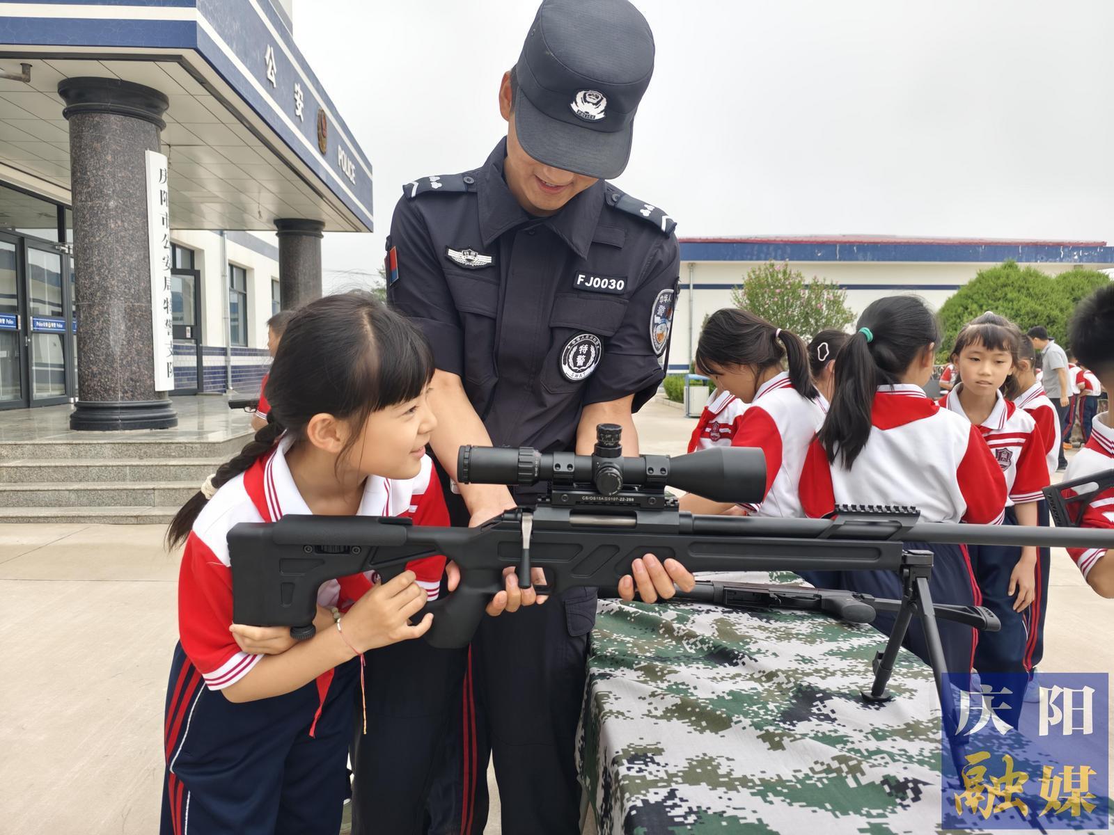 慶陽市少年警?！凹t領(lǐng)巾進(jìn)警營”實踐體驗營活動開展