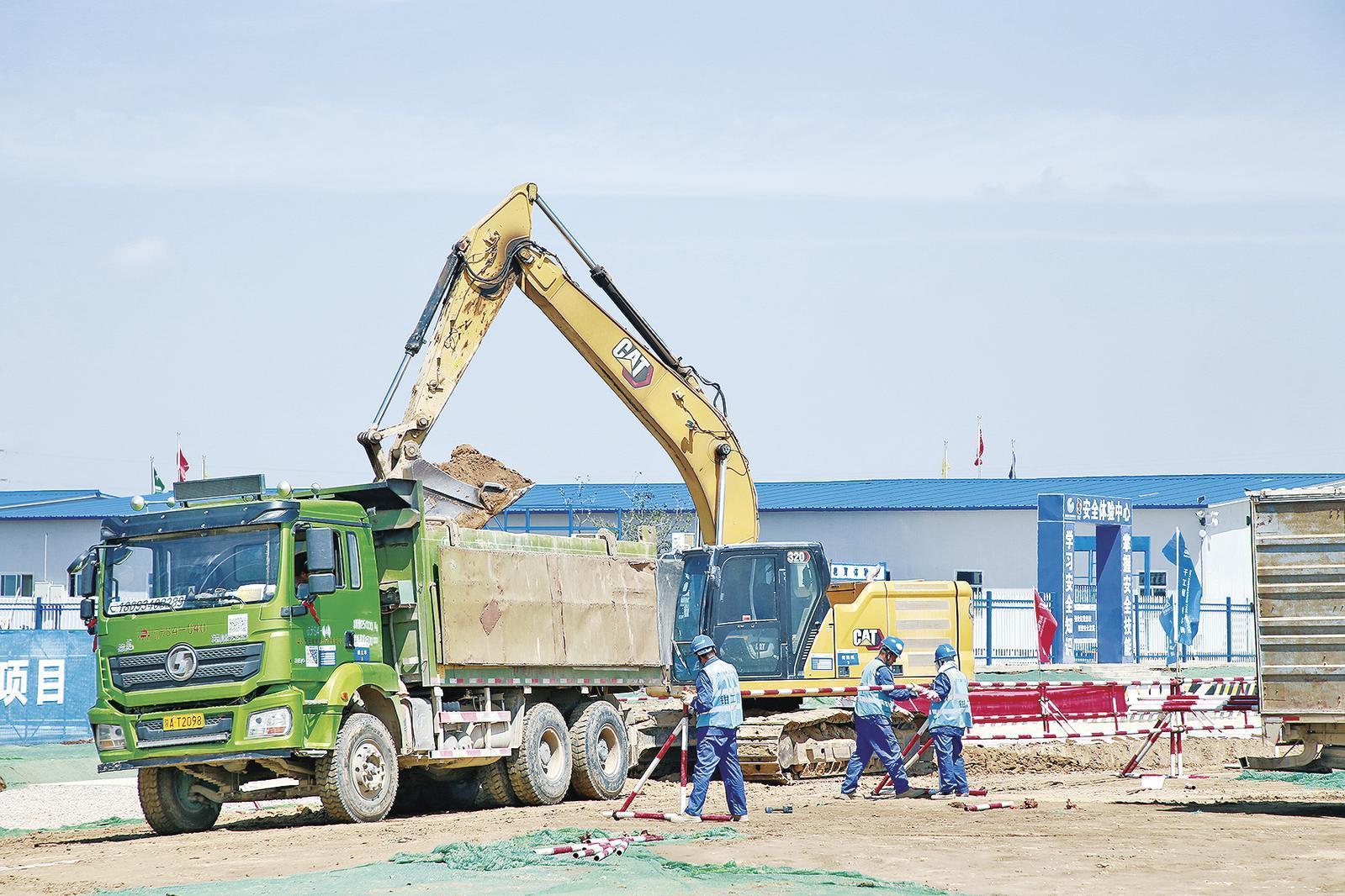 近日，位于寧縣早勝鎮(zhèn)的甘能化（慶陽）2×660MW煤電項(xiàng)目建設(shè)如火如荼。