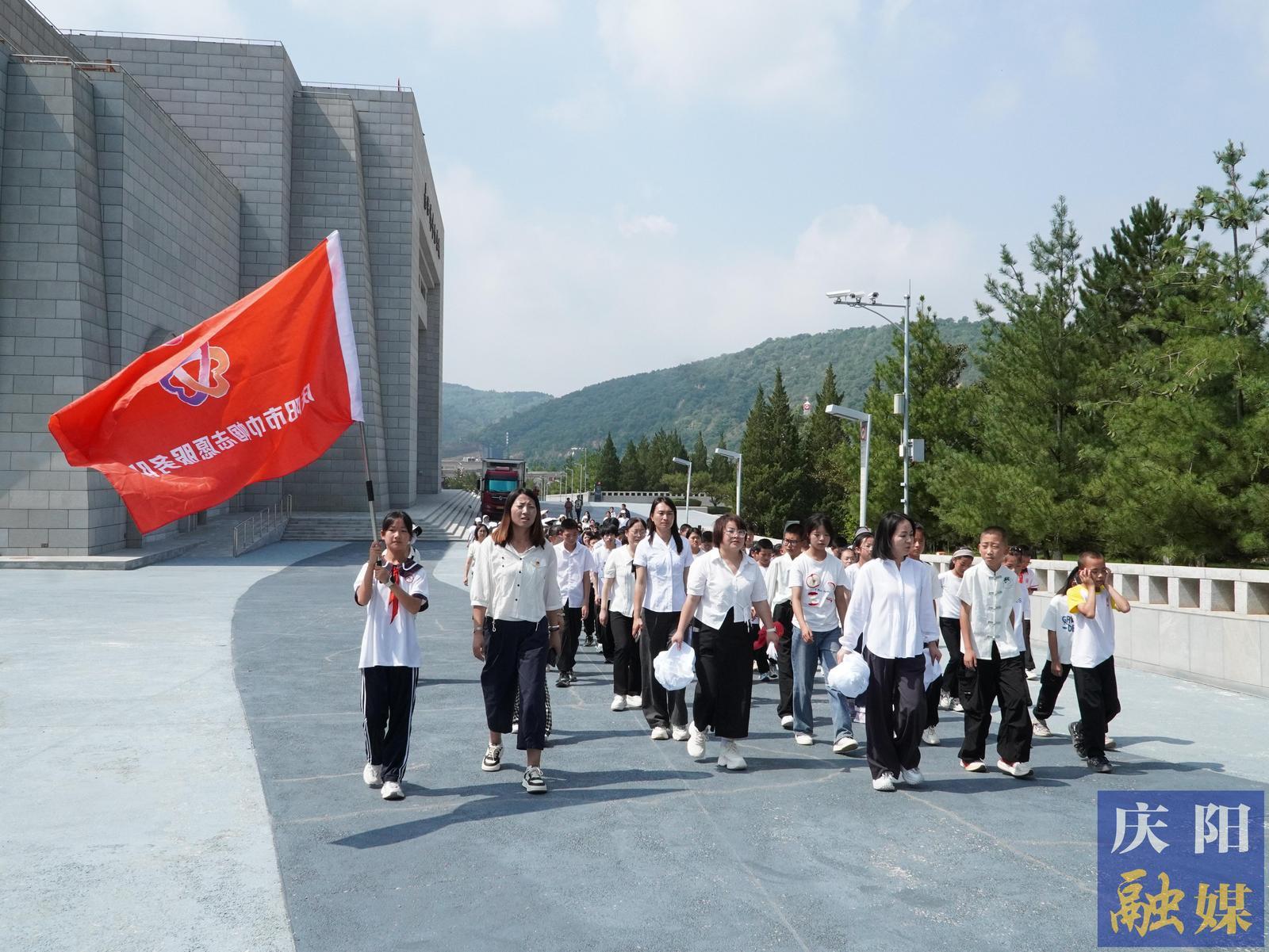 慶陽(yáng)市婦聯(lián)開(kāi)展“愛(ài)心媽媽伴成長(zhǎng) 南梁薪火暖童心”暑期紅色研學(xué)活動(dòng)