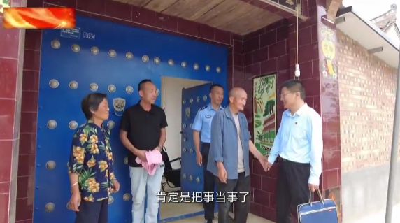 【慶陽榜樣】李鵬飛：把群眾的事當(dāng)成自己的事他能在凌晨兩點(diǎn)提著水桶沖向火場(chǎng)救出11條人命；他能為一樁積怨16年的鄰里糾紛上門調(diào)解9次；他能讓刑滿釋放人員重新找到生活的希望。他就是寧縣中村鎮(zhèn)政府信訪和矛盾糾紛調(diào)處干部李鵬飛